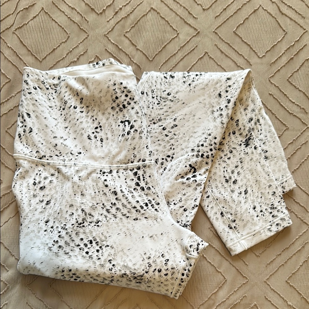 CALIA by Carrie Underwood Black and White Leggings for Versatile Style - Picture 2 of 4
